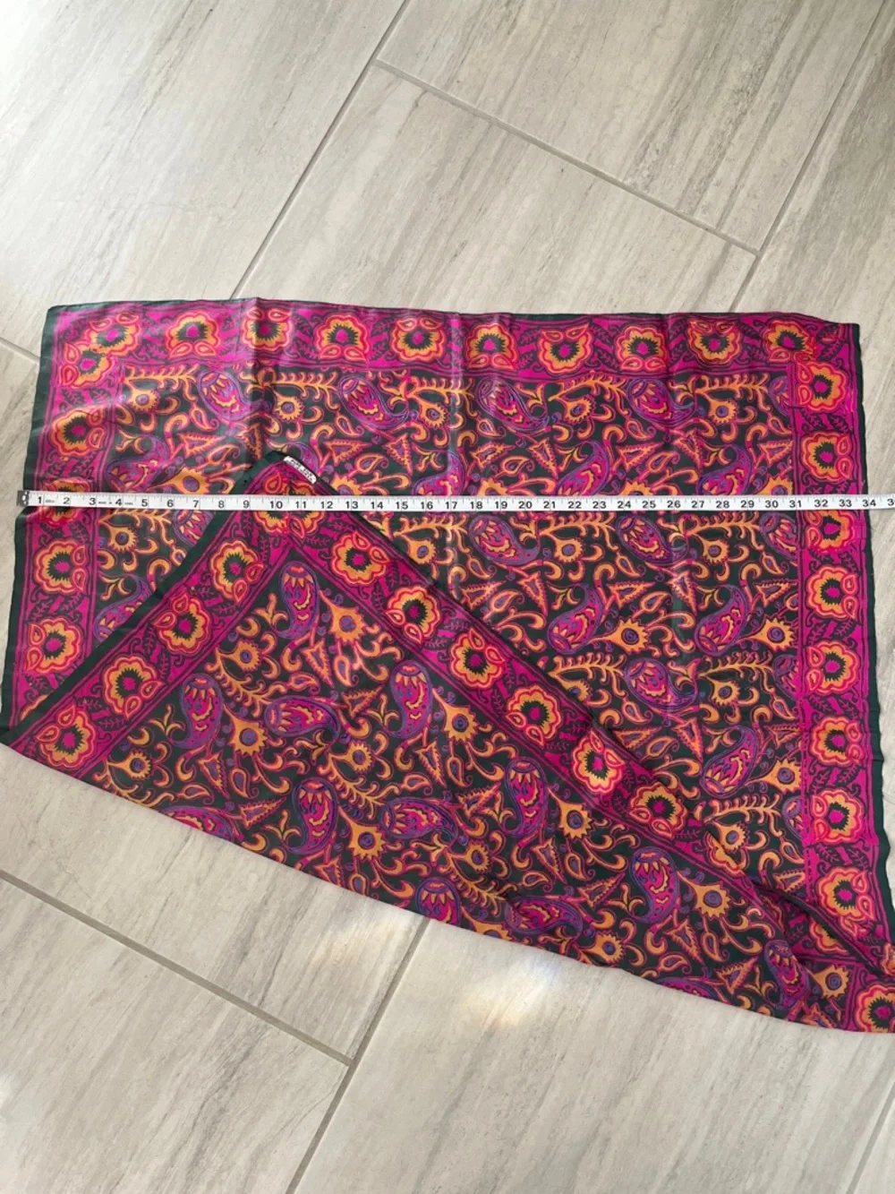 Square silk scarf from India - Picture 4 of 5